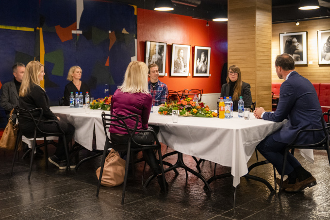 Kronprins Haakon fikk blant annet snakke med kinosjefer fra hele landet. (Foto: NTB / Håkon Mosvold Larsen)